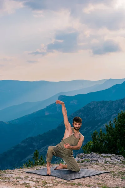 良いです見る男性ヒップホップダンサーで全体的なパフォーマンスダンスムーブ — ストック写真