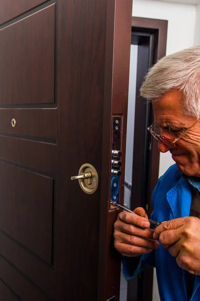Professional Handyman Standing Fixing Door Screwdriver — Stockfoto