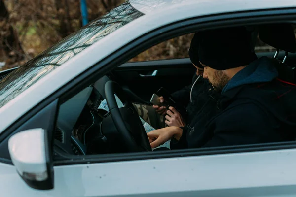 Ladrones estacionados en un aliado esperando y planeando la forma en que lo harán — Foto de Stock