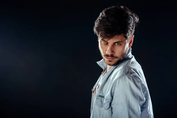 Retrato Hombre Serio Elegante Traje Vaquero Mirando Hacia Otro Lado —  Fotos de Stock