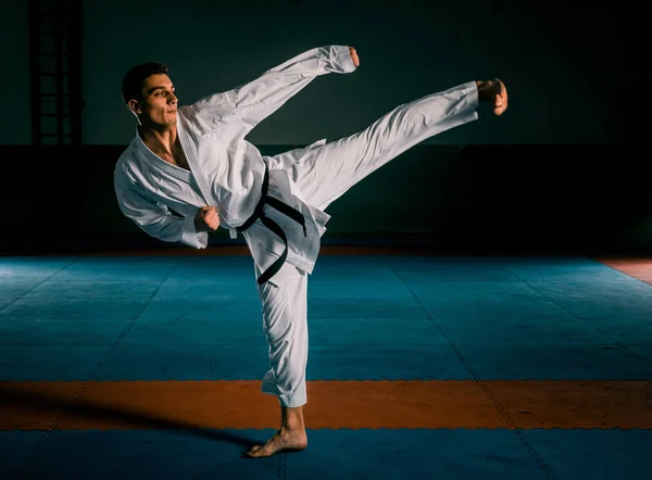 Fiatal Sportos Férfi Fehér Kimonóban Edzés Karate Kata Mozog Tornateremben — Stock Fotó