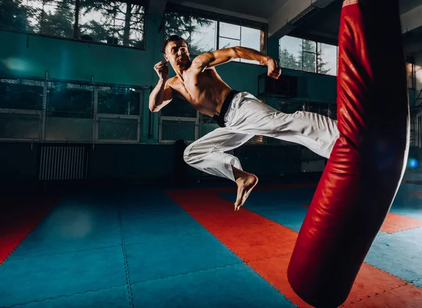 Boxeador Praticando Técnicas Perfuração Clube Esportes — Fotografia de Stock