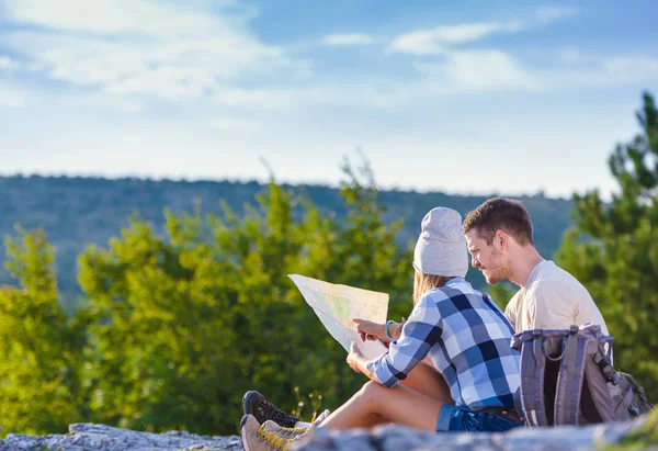 Una Pareja Disfrutando Cima Montaña Acantilado Atardecer Éxito Ganadores — Foto de Stock