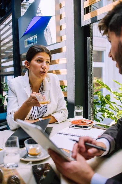 Joven manager escuchando las explicaciones de su colega — Foto de Stock