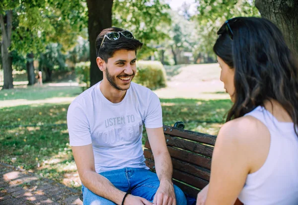 Dating-Paar sitzt auf Bank — Stockfoto