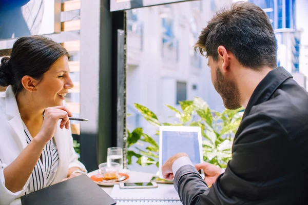 Twee succesvolle medewerkers met touchpad voorbereiden van presentatie o — Stockfoto