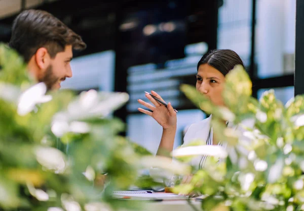 Empresário confiante explicando algo ao colega da meeti — Fotografia de Stock