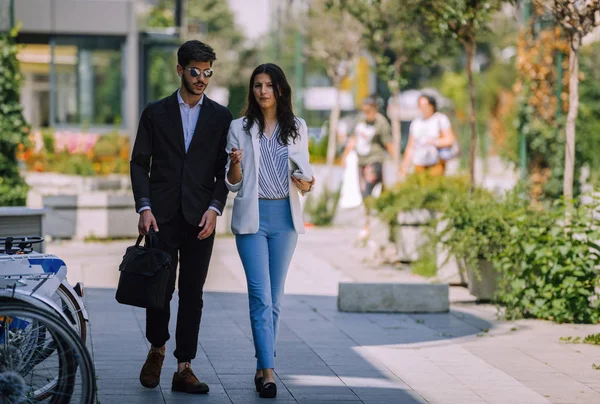 Retrato de una atractiva gente de negocios mientras toma el paseo marítimo —  Fotos de Stock