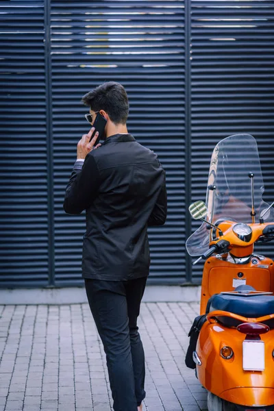 Attraktiv Stilig Affärsman Står Framför Byggnaden Och Pratar Mobiltelefon — Stockfoto