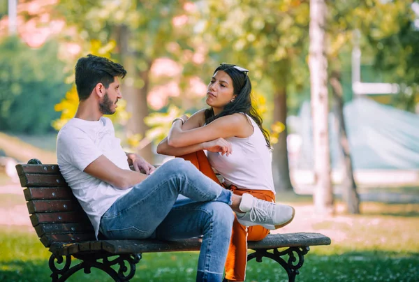 Ritratto di giovane bella coppia elegante nel parco estivo — Foto Stock