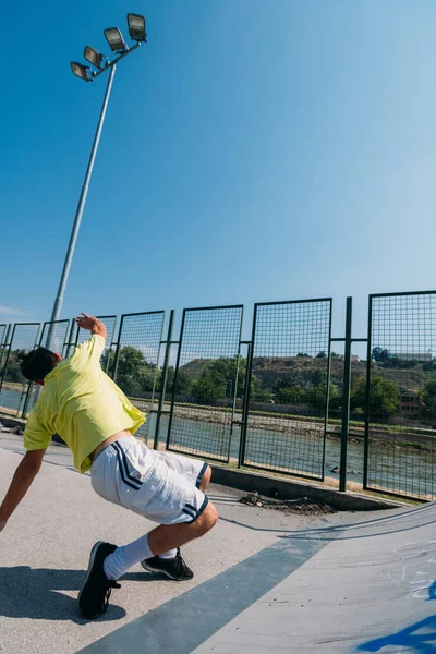 Αθλητικός καυκάσιος άνδρας εκπαίδευση στο skatepark — Φωτογραφία Αρχείου