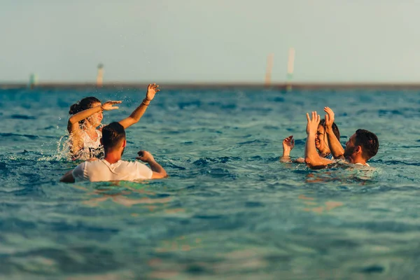 Schöne Schwimmerin hat Spaß beim Wasserballspielen im Meer — Stockfoto