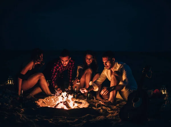 Grupp glada vänner med gitarr att ha roligt utomhus — Stockfoto