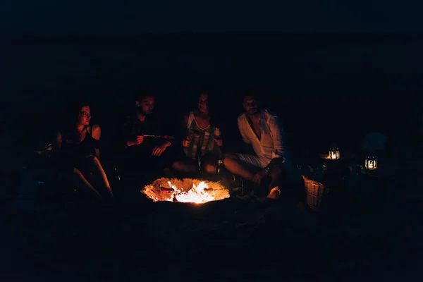 Arkadaşlar piknik yaparken müzik dinliyorlar. — Stok fotoğraf