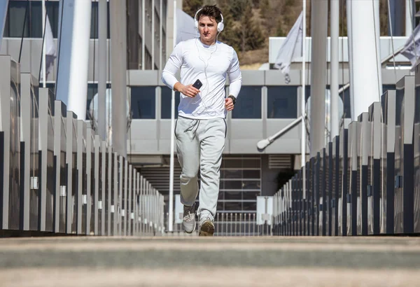 Erkek Runner spor katında bir sabah jog meşgul — Stok fotoğraf
