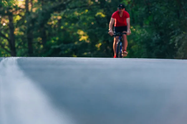 背の高いハンサムな自転車に乗る彼の自転車日没で美しい魔法 — ストック写真