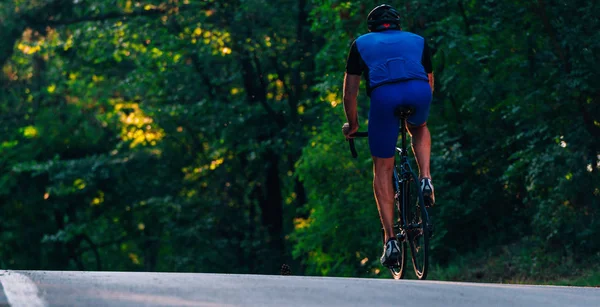 Profesyonel bisikletçi tüm güvenlik ekipmanlarını giyiyor. — Stok fotoğraf