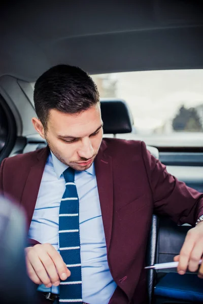 Hombre de negocios guapo conduciendo en su coche de lujo — Foto de Stock