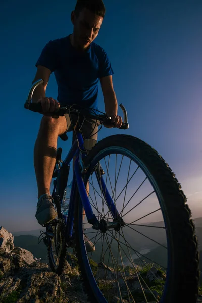 Silhouette egy hegyi kerékpáros lovaglás a mountain sportbike — Stock Fotó