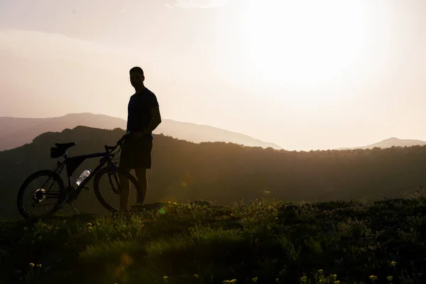 骑自行车的运动员(山地骑手)的近景 — 图库照片