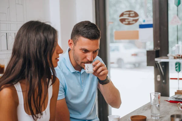 Cozy pareja sentada en la cafetería —  Fotos de Stock