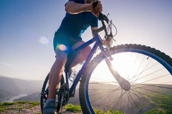 骑自行车（自行车）的山地骑车人的近照) — 图库照片