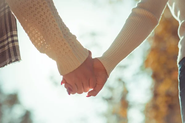 Ζευγάρι στην αγάπη κρατώντας τα χέρια — Φωτογραφία Αρχείου