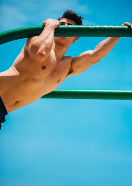 Desportista tem treino com barra de ginástica — Fotografia de Stock