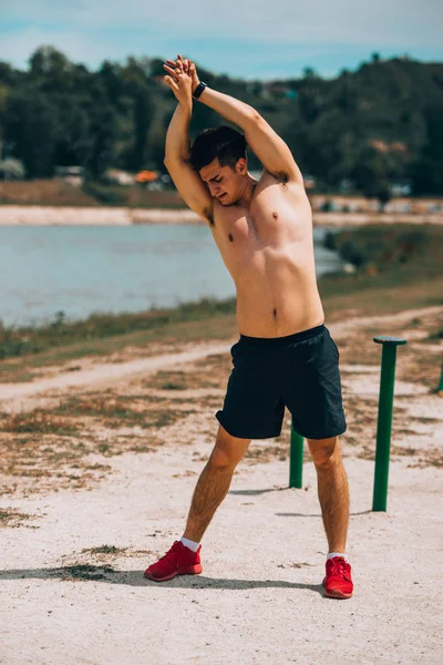 Atleta calentando y preparándose para el entrenamiento —  Fotos de Stock