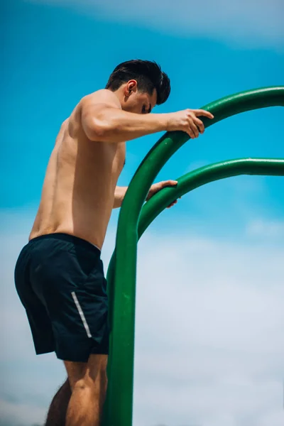 无衬衫男子在户外健身房锻炼做潜水 — 图库照片