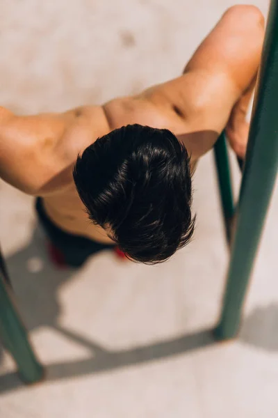 Entrenamiento de deportista sin camisa en barras paralelas —  Fotos de Stock
