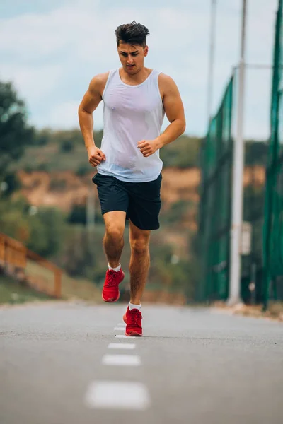 Sportlicher Mann Ärmellosen Joggen Auf Stadionlaufbahn — Stockfoto