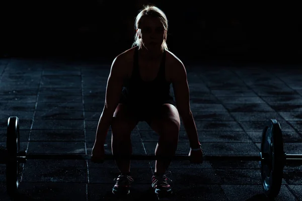 Entrenamiento de una niña física en el gimnasio — Foto de Stock