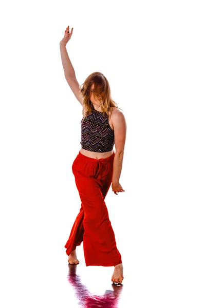 Moderne aktive Künstlerin tanzt aufgeregt posiert im Studio. sp — Stockfoto