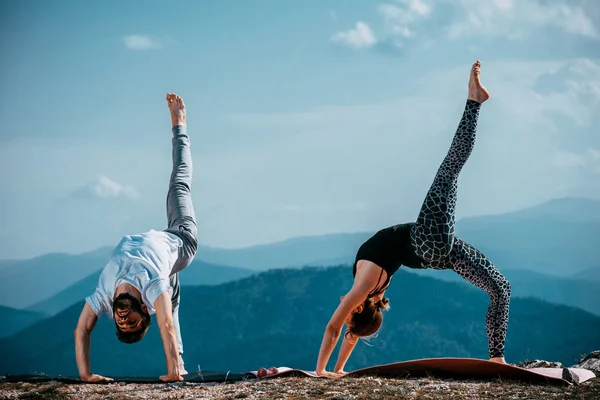 Doble Estiramiento Joven Pareja Estirando Haciendo Ejercicios Yoga Naturaleza Una — Foto de Stock