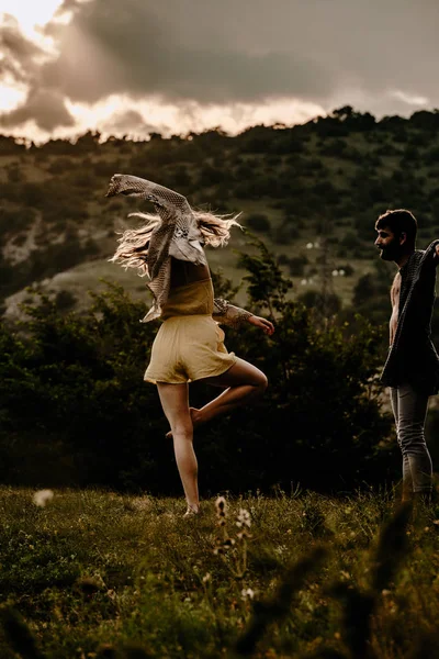 Pareja Sensual Realizando Una Danza Contemporánea Artística Emocional Campo Montaña — Foto de Stock