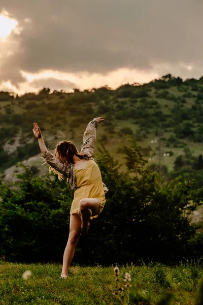 Llena Energía Bailarina Joven Hermoso Movimiento Danza Mientras Practica Una — Foto de Stock