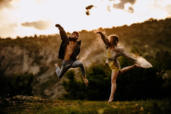 Vacaciones Verano Amor Relación Citas Concepto Pareja Sonriente Bailando Naturaleza — Foto de Stock