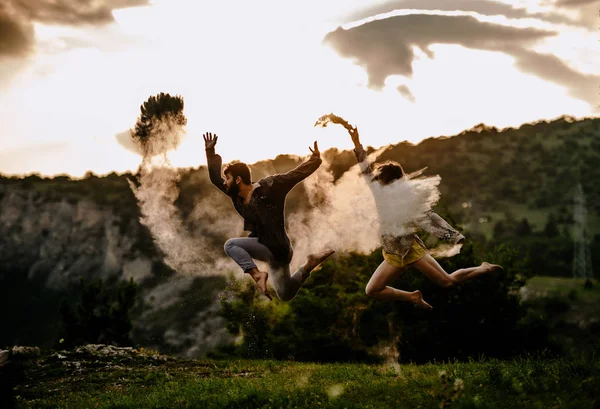 Jóvenes Románticos Bailando Aire Libre Bajo Cielo Verano — Foto de Stock