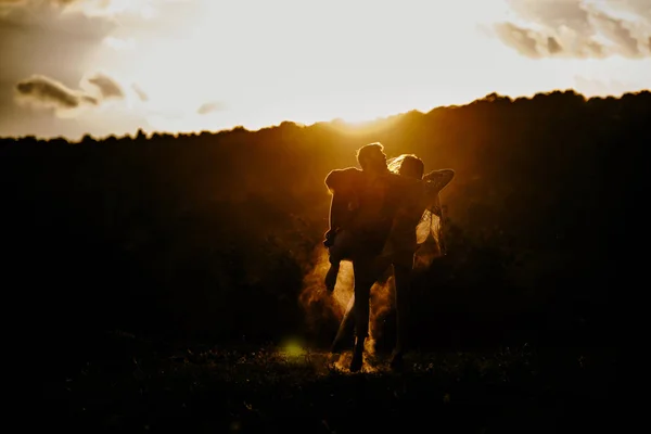 Jolie Belle Silhouette Couple Vêtements Mode Dansant Montagne — Photo