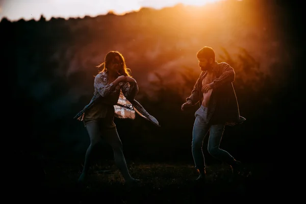 熟练的嘻哈舞者在运动 一对年轻夫妇在大自然中跳舞 — 图库照片