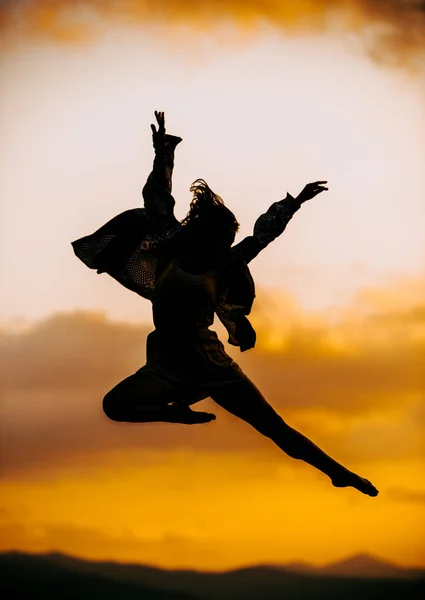 Gepassioneerde Jonge Vrouw Danser Een Mooie Dromerige Pose — Stockfoto