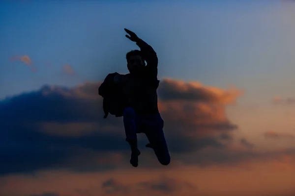 Silhouet Van Vrolijke Vrolijke Jonge Aantrekkelijke Man Springen Plezier Hebben — Stockfoto