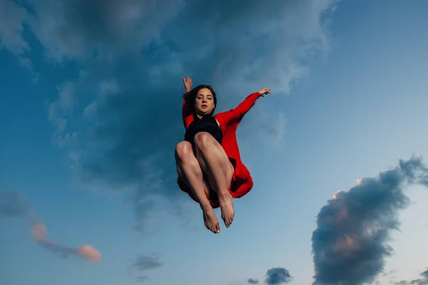 Sportliche Frau Springt Und Genießt Freiheit Und Erfolg Den Himmel — Stockfoto
