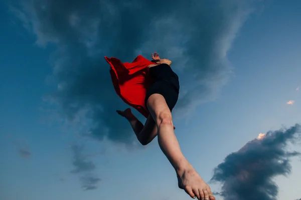 Gelukkig Glimlachen Sportieve Jonge Vrouw Springen Lucht Tijdens Het Dansen — Stockfoto
