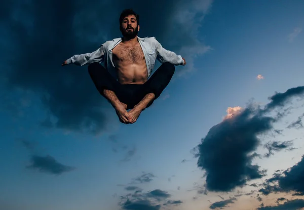 Ung Balettdansare Hoppning Luft Mot Blå Himmel Med Moln — Stockfoto
