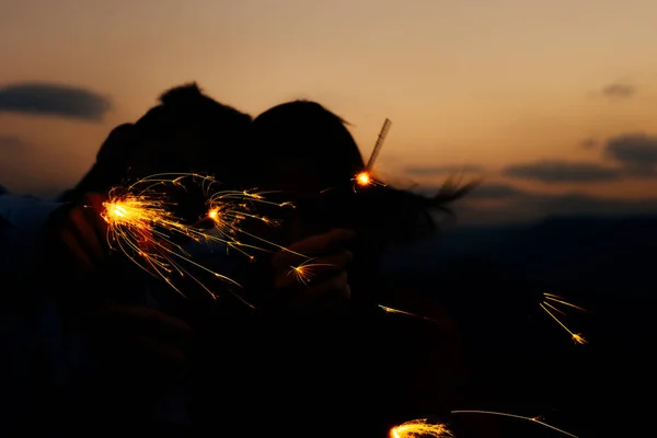 Gençler Geceleri Maytaplarla Oynuyorlar Iyi Arkadaşlar Geceleri Dağ Yamacında Takılıyorlar — Stok fotoğraf