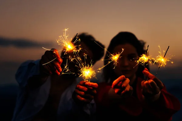 Couple Holding Sparklers Nigh Time Mountain Sunset Sky — Stock Photo, Image