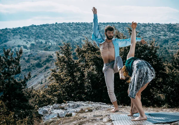 Dança Contemporânea Homem Mulher Dança Apaixonada Posam Parque Jovem Casal — Fotografia de Stock