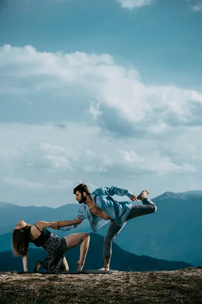 Pareja Hombre Mujer Ejercitando Fitness Zumba Bailando Aire Libre — Foto de Stock